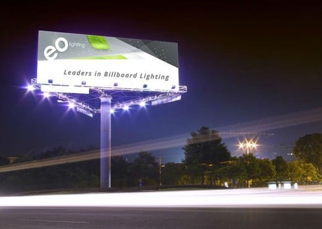 Đèn rọi biển quảng cáo giúp billboard cực kỳ nổi bật