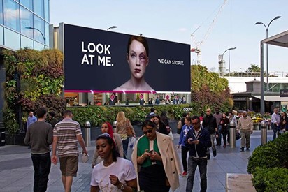 Women's Aid - Look At Me- quảng cáo billboard sáng tạo