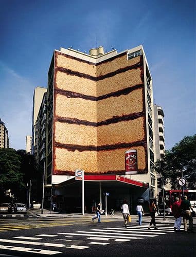 Quảng cáo thực phẩm bằng cả 2 tòa nhà, tại sao không?