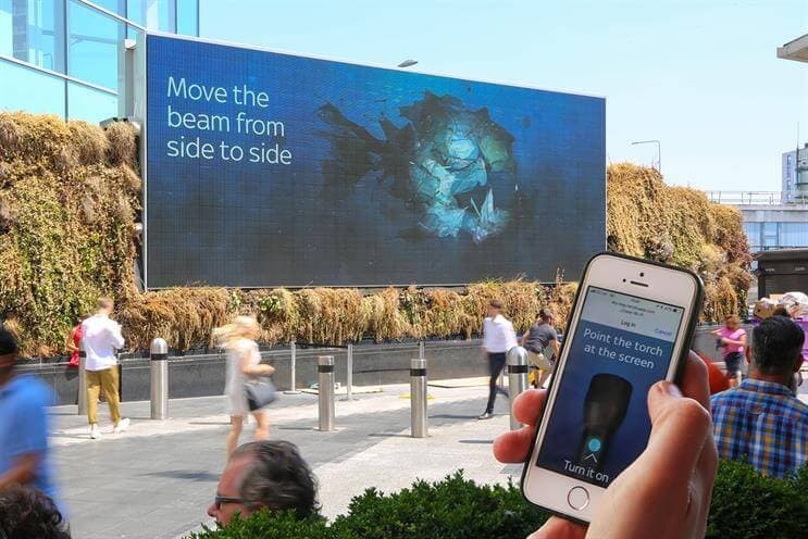 Ví dụ về một biển quảng cáo có thể tương tác với điện thoại thông minh