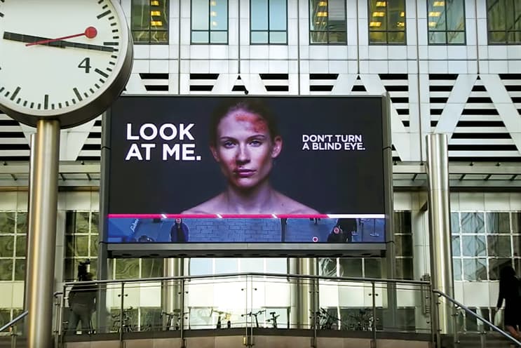 Quảng cáo kỹ thuật số ngoài trời DOOH là hình thức quảng cáo chiếu video thông qua màn hình LED