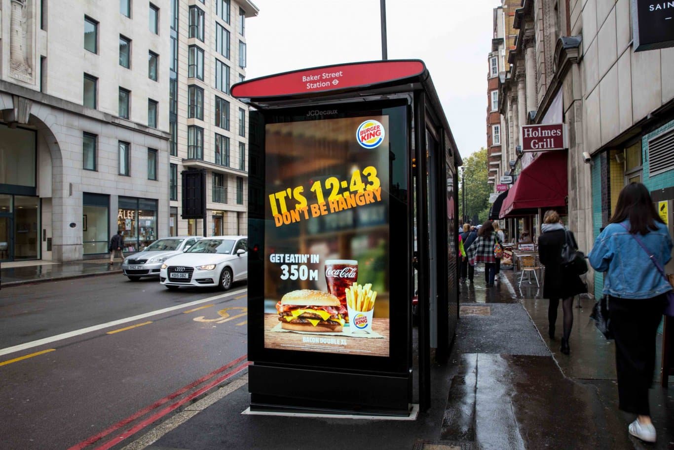 Điểm quảng cáo tại tại bến xe bus giúp kích thích ăn uống và thúc đẩy bán hàng thông qua điện thoại