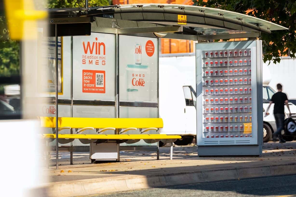 Dùng trạm xe bus làm điểm mô phỏng cửa hàng bán sản phẩm
