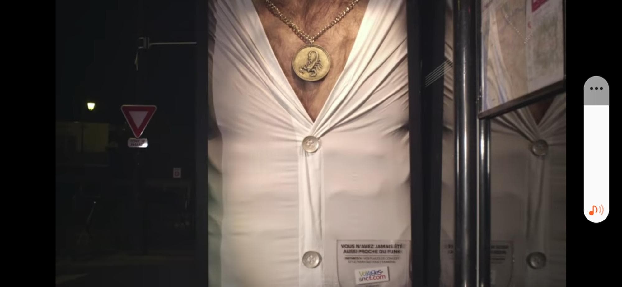 Billboard hình người đàn ông có bộ ngực lông lá