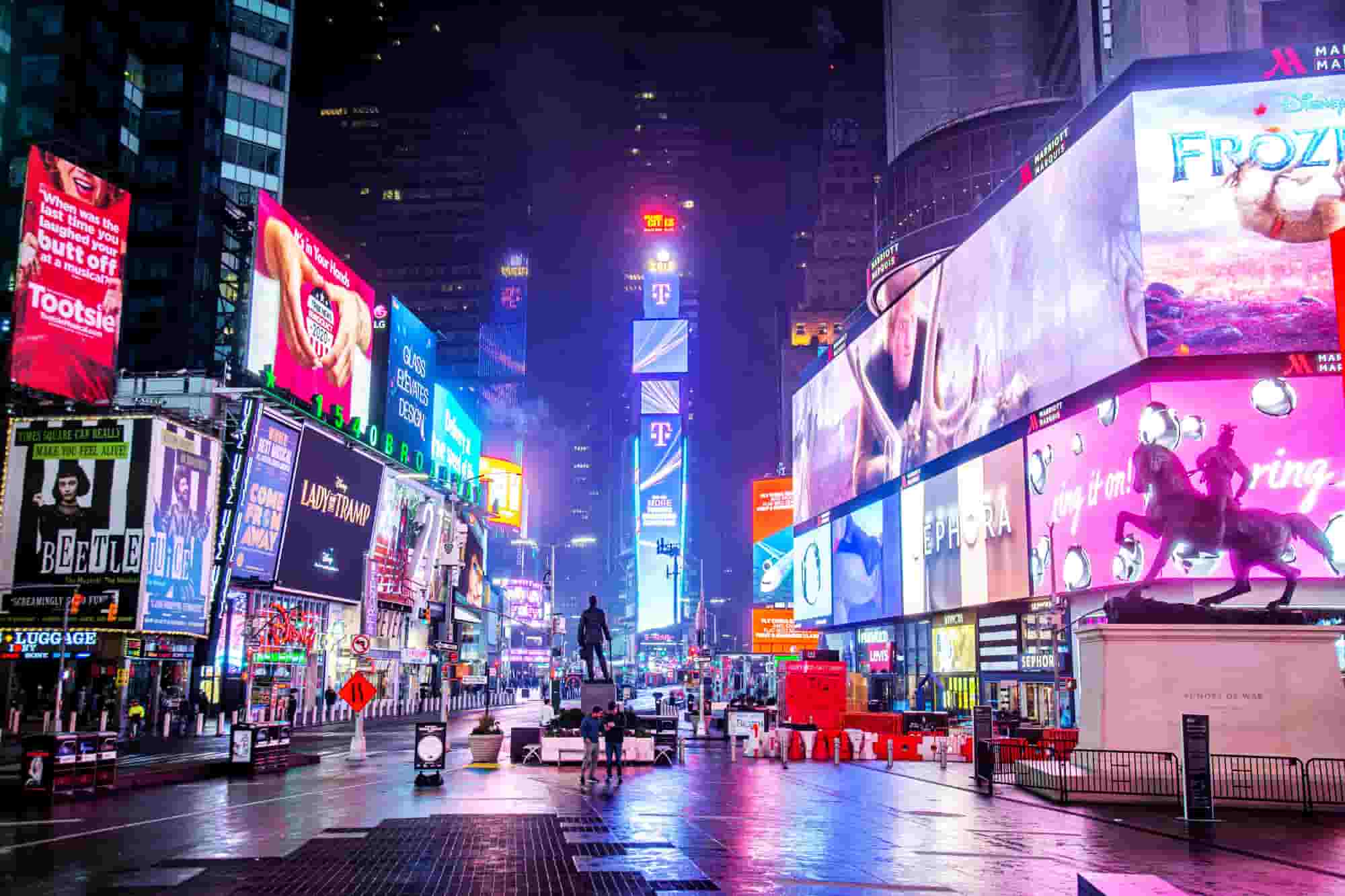 Vô số những biển quảng cáo được thắp sáng hàng ngày tại Times Square