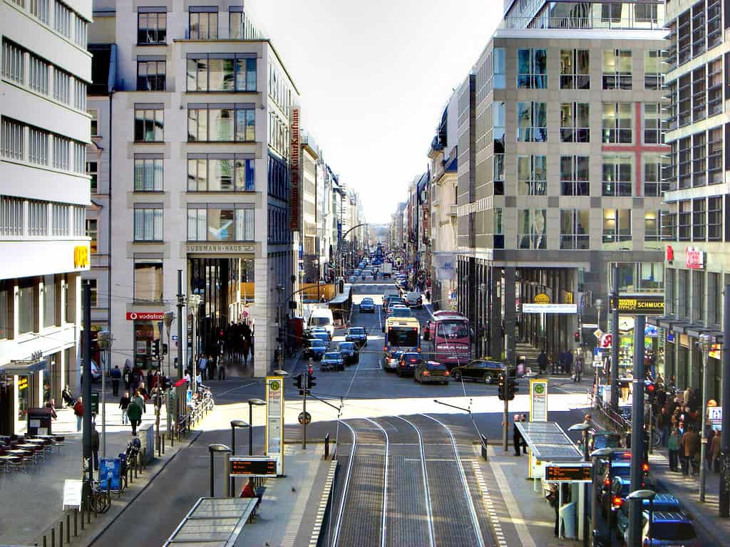 Những địa điểm như Friedrichstraße là nơi lý tưởng để thu hút công chúng