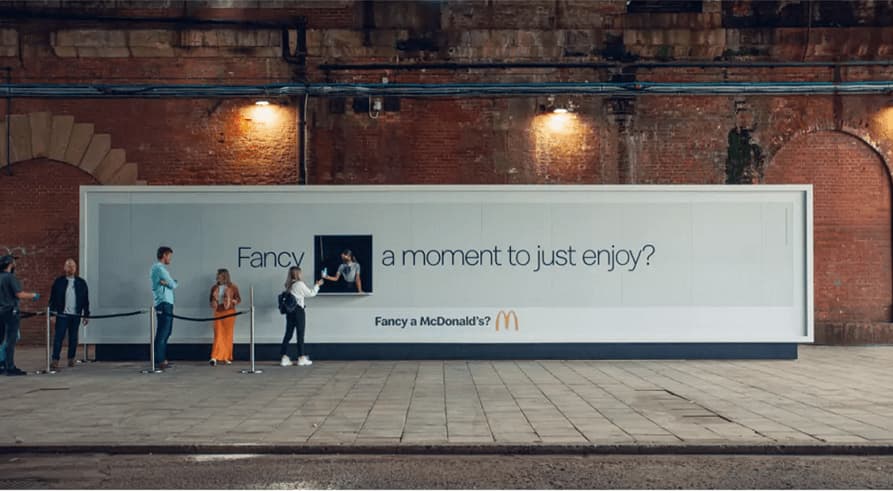 Biển quảng cáo tặng món ăn miễn phí của McDonalds